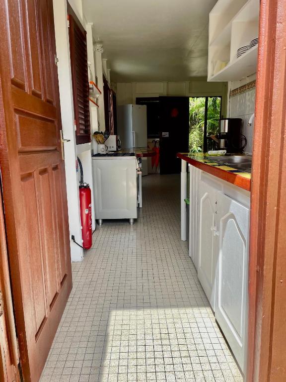 Kuchyň nebo kuchyňský kout v ubytování Gîtes dans un jardin