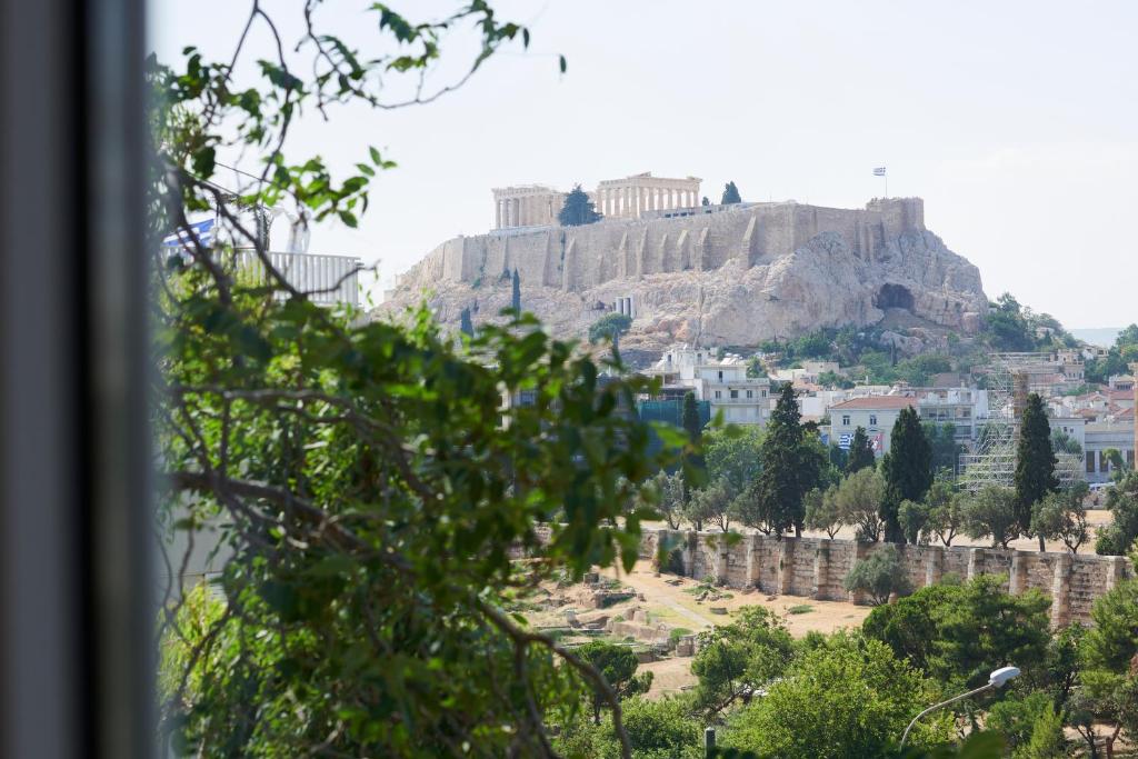 einen Blick auf die Akropolis von Athenen von einem Baum in der Unterkunft Ma Maison Acropolis Mansion, Suite No6, Ultra High Speed Internet 500 Mbps, 500 meters from Acropolis in Athen