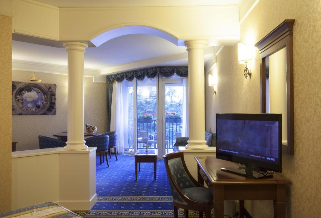 Televízia a/alebo spoločenská miestnosť v ubytovaní Hotel Al Ponte