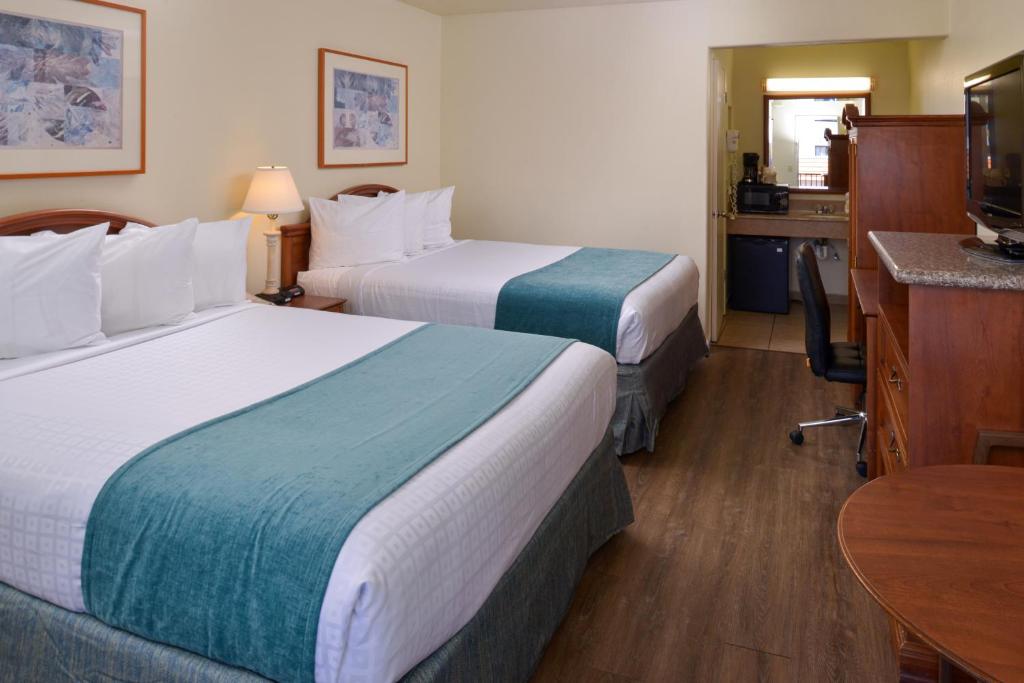 Edgewater Inn and Suites - Queen Room Met Twee Queensize Bedden