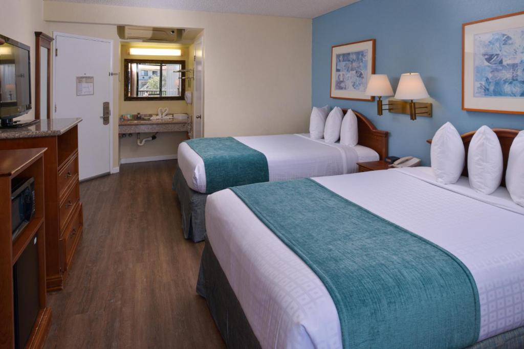 Edgewater Inn and Suites - Queen Room Met Balkon