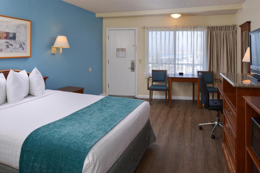 Edgewater Inn and Suites photo