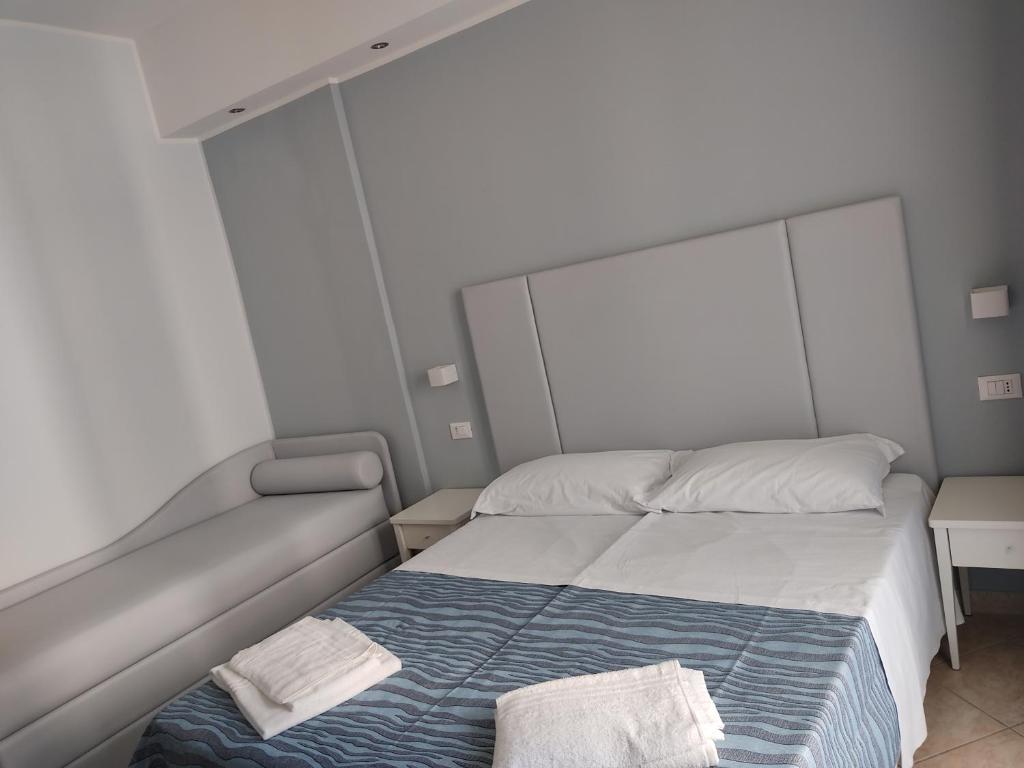 Postel nebo postele na pokoji v ubytování Hotel Caravel Park