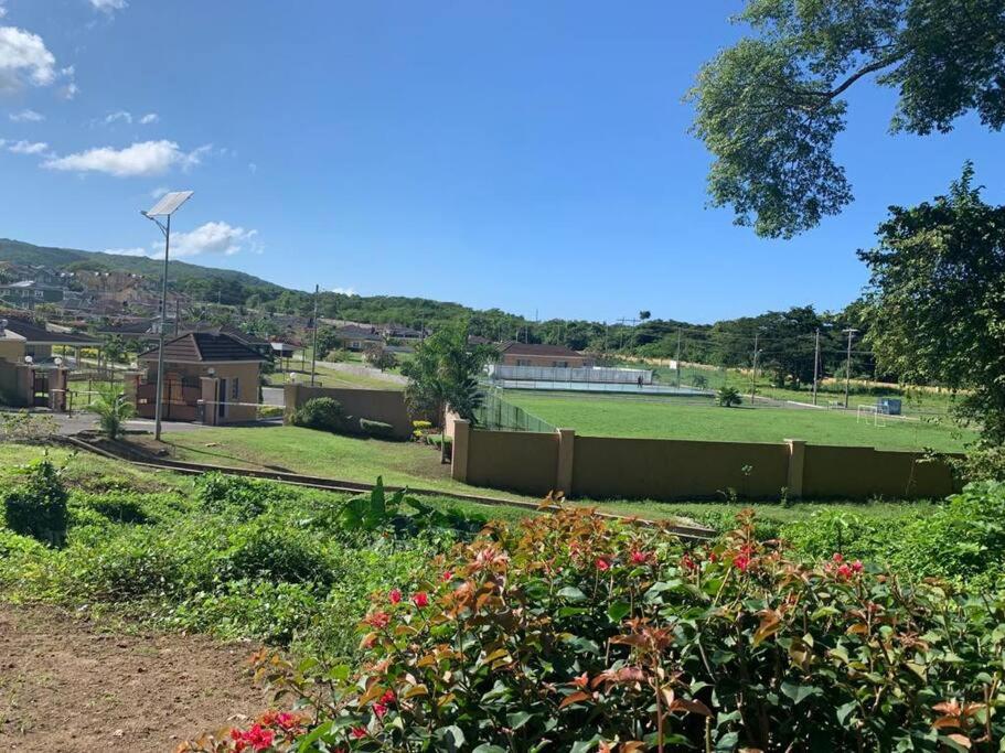 拉納韋貝的住宿－K&D EXCLUSIVE At the Vistas，一个带栅栏的公园和一个种满鲜花的场地
