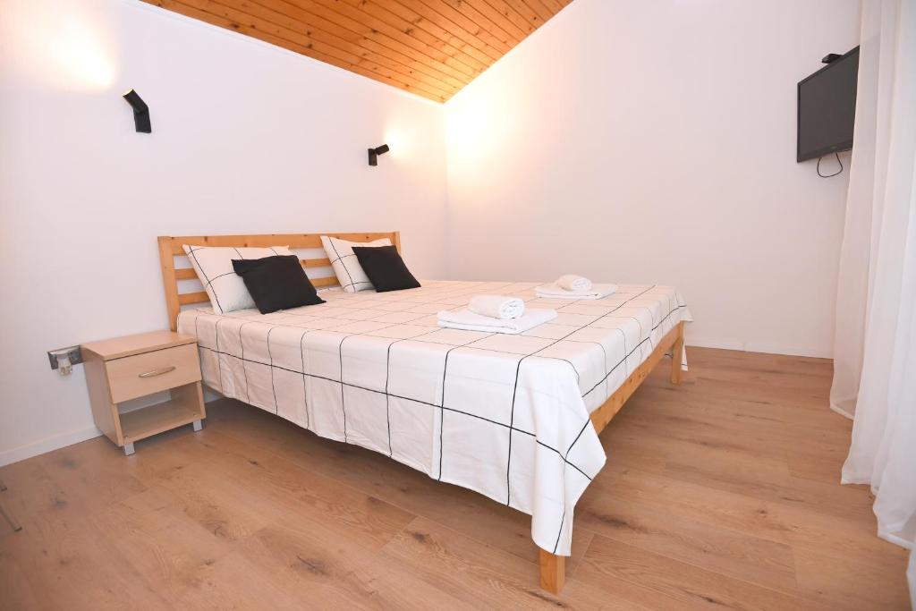 Posteľ alebo postele v izbe v ubytovaní Apartment by the sea Renata in Punta Skala