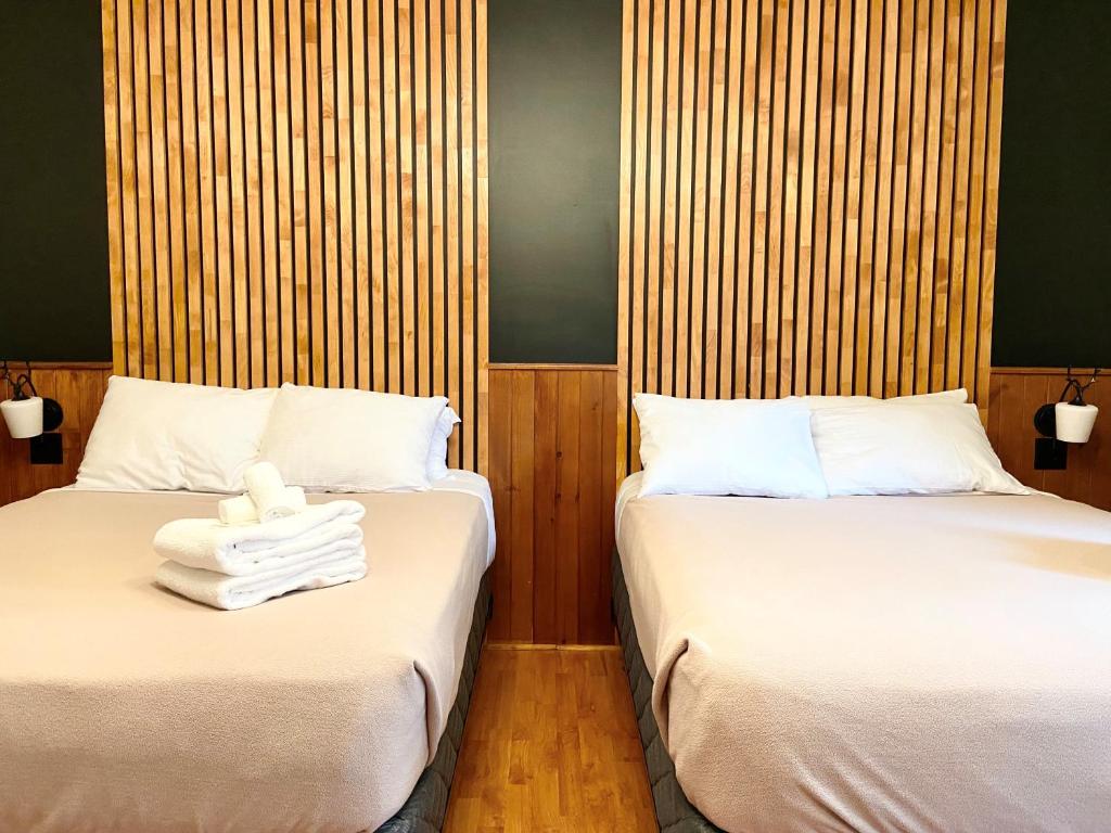 Postel nebo postele na pokoji v ubytování Hôtel du lac Lenore
