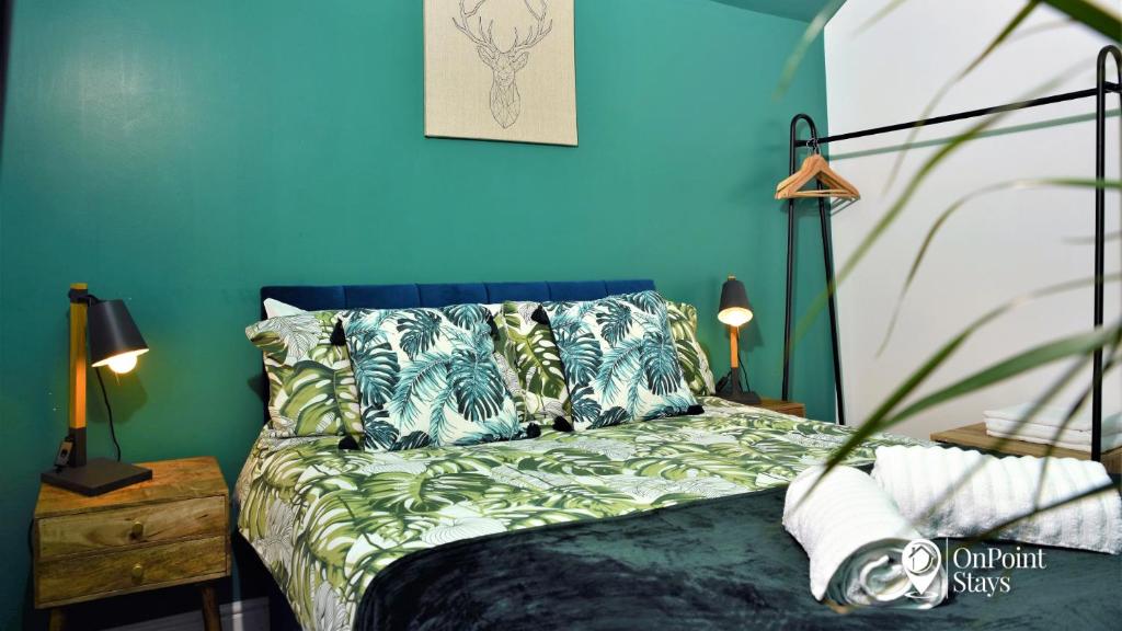 una camera con letto e pareti blu di Smallest House in Chester - Cosy 1 Bedroom Home a Chester
