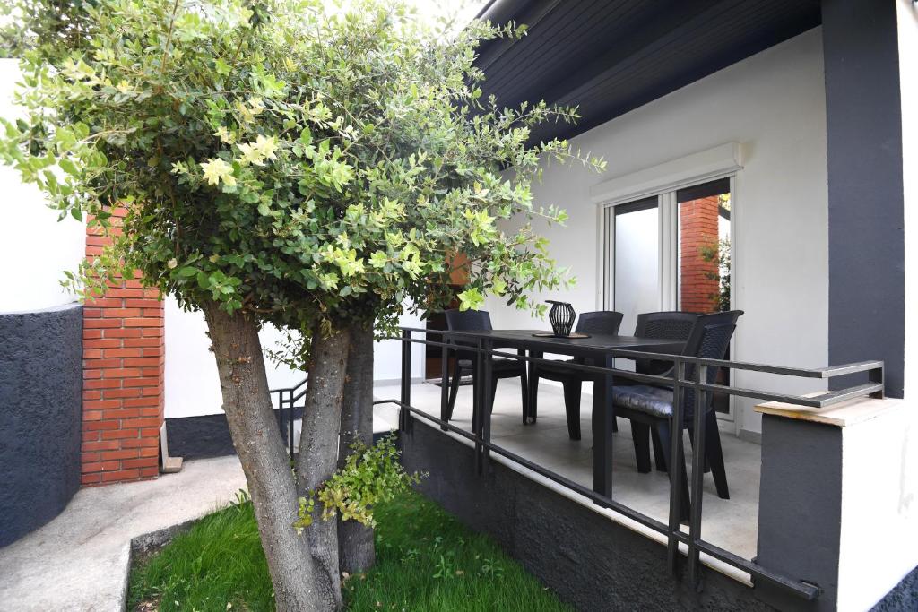 Vonkajšia záhrada v ubytovaní Apartment by the sea Renata in Punta Skala