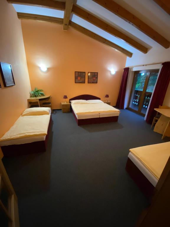 Postel nebo postele na pokoji v ubytování Selský Dvůr Perštejn