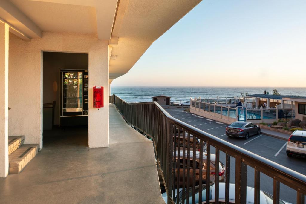Edgewater Inn and Suites photo