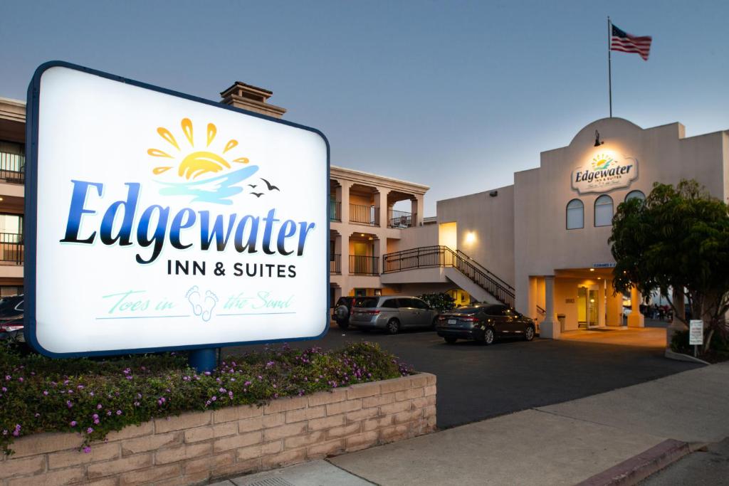 una señal para una posada de vacaciones y suites en Edgewater Inn and Suites, en Pismo Beach