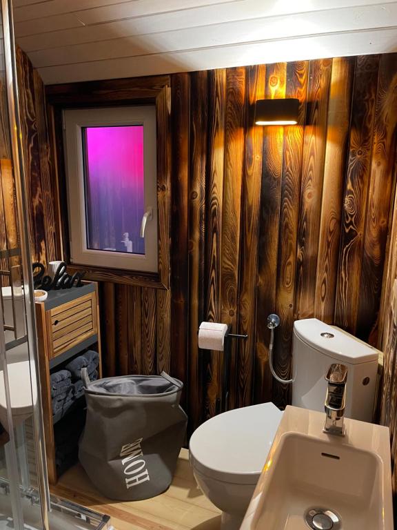Bagno di Roulotte du puits avec jacuzzi et sauna privatif