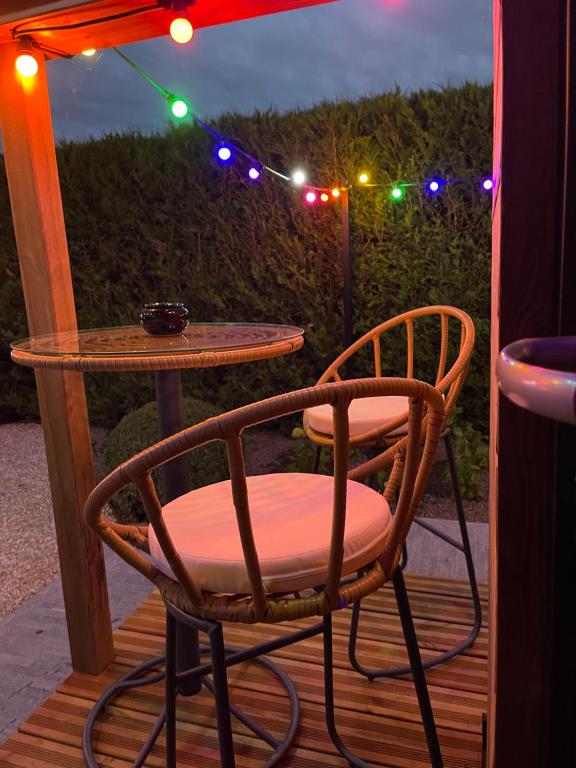 Balcone o terrazza di Roulotte du puits avec jacuzzi et sauna privatif