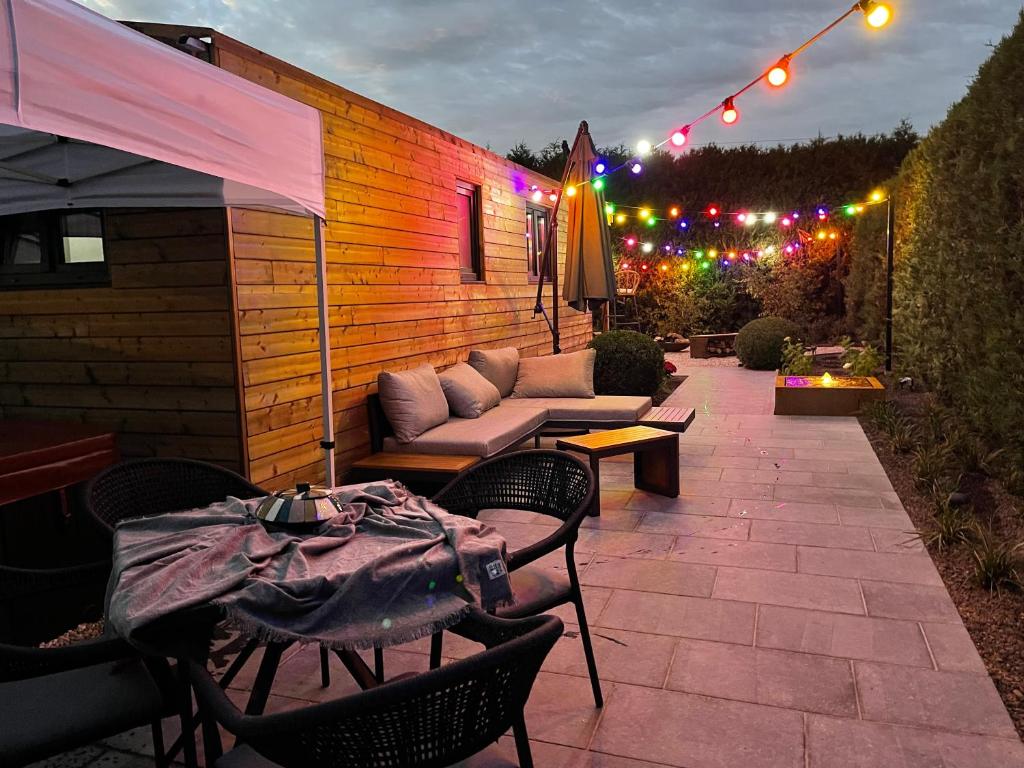 Area soggiorno di Roulotte du puits avec jacuzzi et sauna privatif