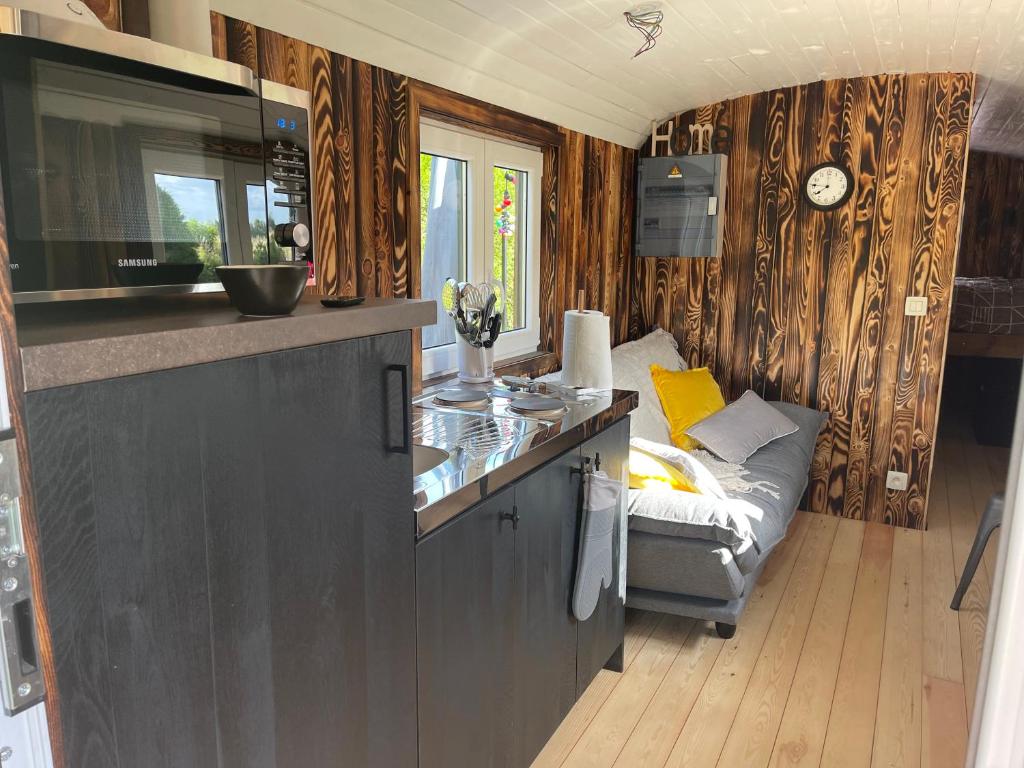 Cucina o angolo cottura di Roulotte du puits avec jacuzzi et sauna privatif