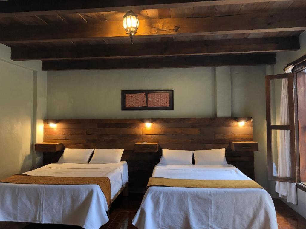 サン・クリストバル・デ・ラス・カサスにあるArte Sano Hotel San Cristobalのベッド2台が備わる部屋