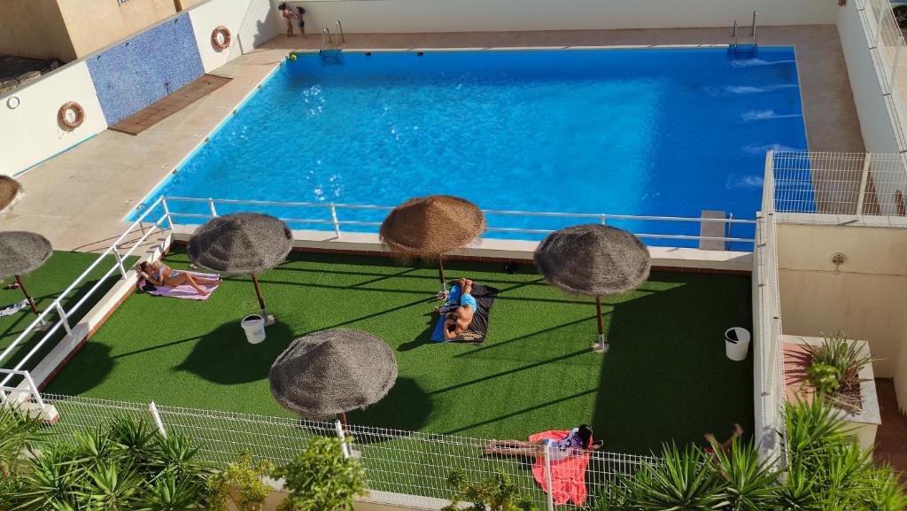 an overhead view of a large swimming pool at Apartamento Paraíso in Roquetas de Mar