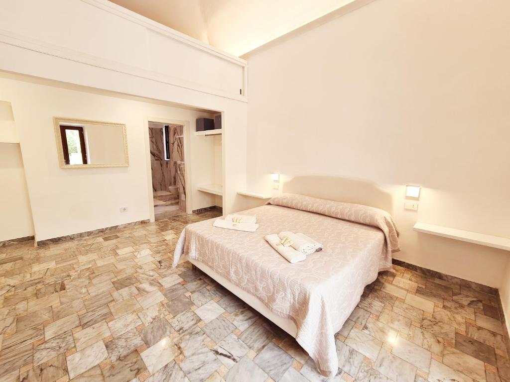 Una cama o camas en una habitación de Villa Manini suites