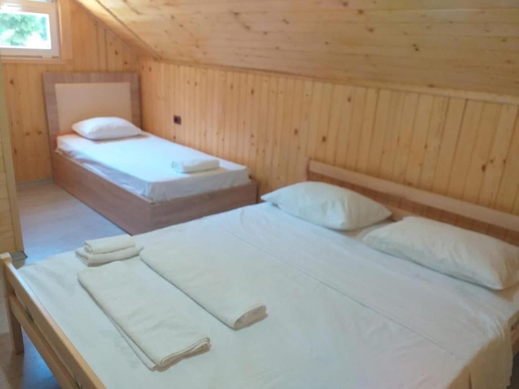 Postel nebo postele na pokoji v ubytování Bujtina Arlindi
