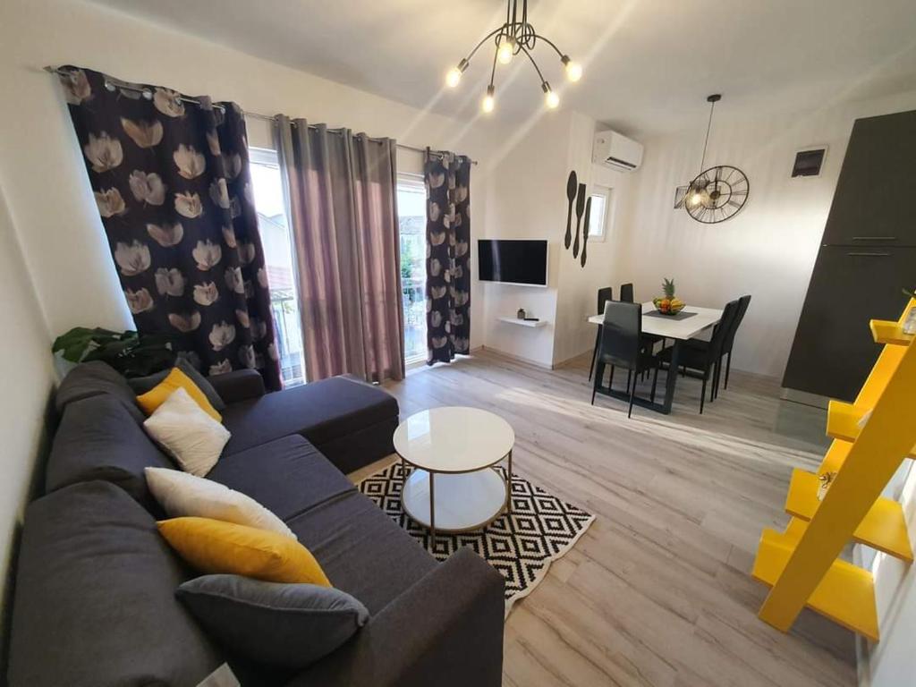 Televízia a/alebo spoločenská miestnosť v ubytovaní Apartments MENA