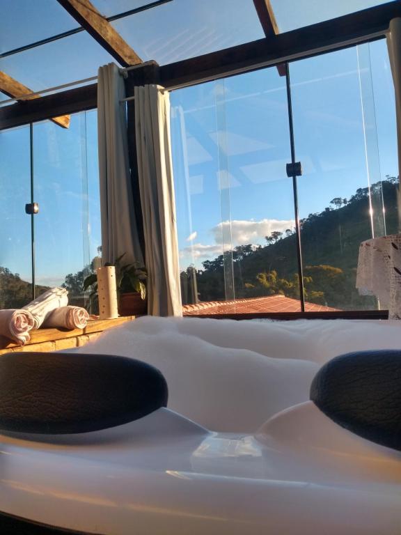 Pokój ze stołem i dużym oknem w obiekcie Du vadinho hotel w mieście Lima Duarte