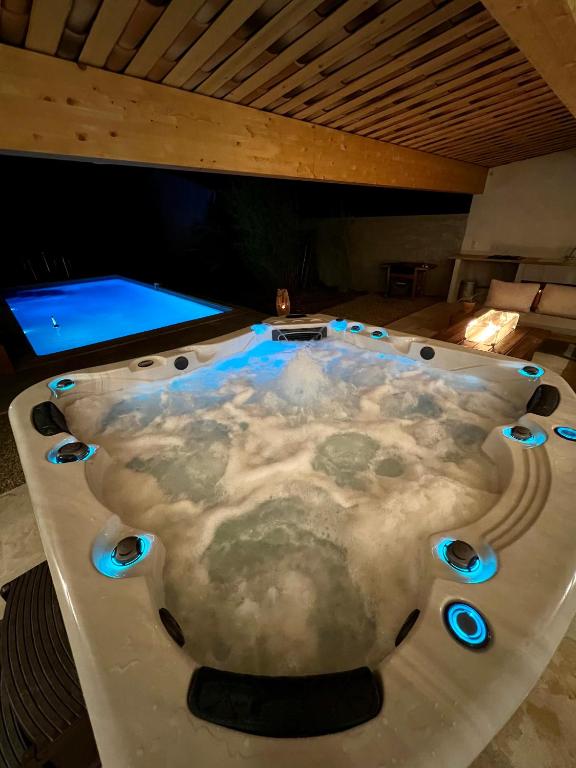 un jacuzzi au milieu d'une pièce dans l'établissement Studio avec jacuzzi et piscine, à Lorgues