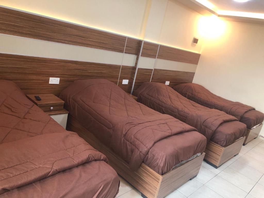 アカバにあるAl Deyafa Hotelのベッド3台が並ぶ客室です。
