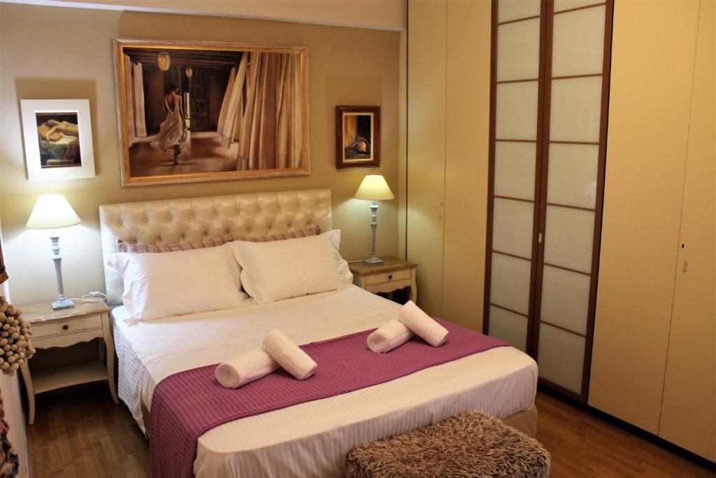 sypialnia z łóżkiem i dwoma ręcznikami na nim w obiekcie Luxury Sea View w mieście Wolos