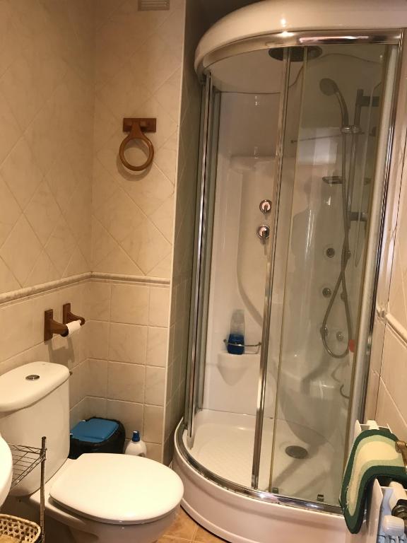 A bathroom at APARTAMENTOS MATEO