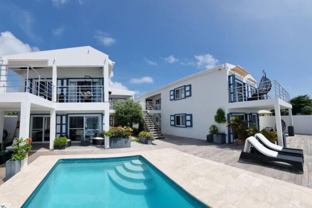 Bazén v ubytování Tradewinds Apartments Simpson Bay nebo v jeho okolí