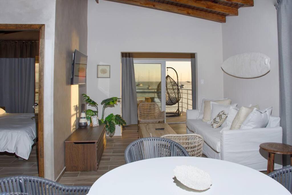 Postel nebo postele na pokoji v ubytování Tradewinds Apartments Simpson Bay