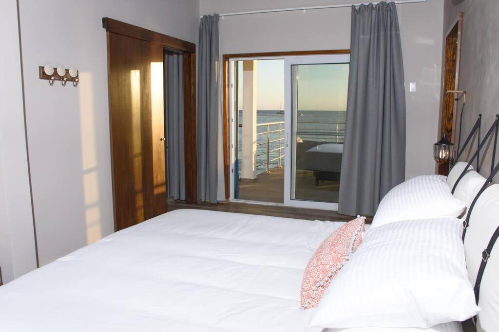 Postel nebo postele na pokoji v ubytování Tradewinds Apartments Simpson Bay
