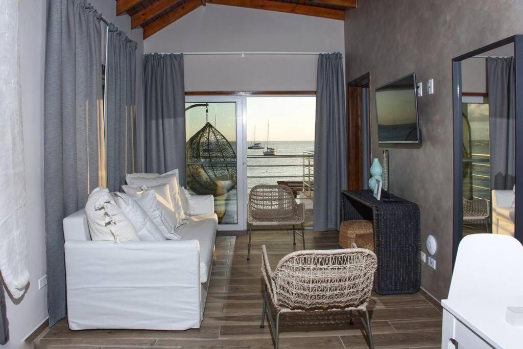 TV a/nebo společenská místnost v ubytování Tradewinds Apartments Simpson Bay