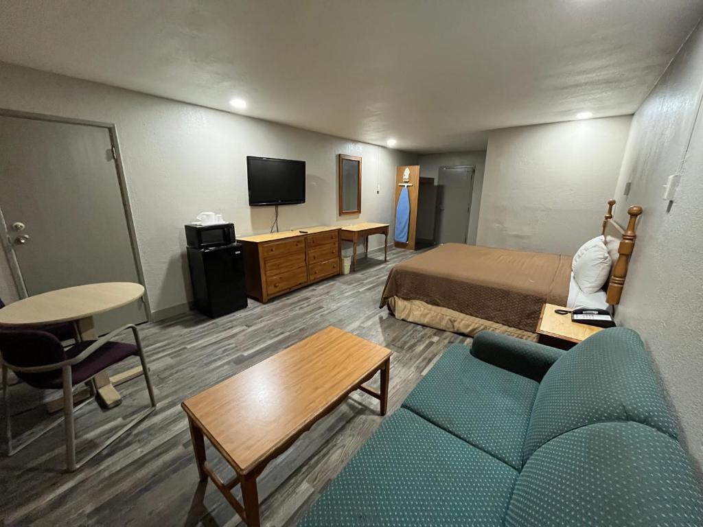 TV a/nebo společenská místnost v ubytování Mid Towne Inn & Suites
