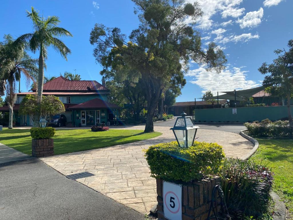 una casa con una luz de la calle en un parque en Puffers Inn en Loganholme