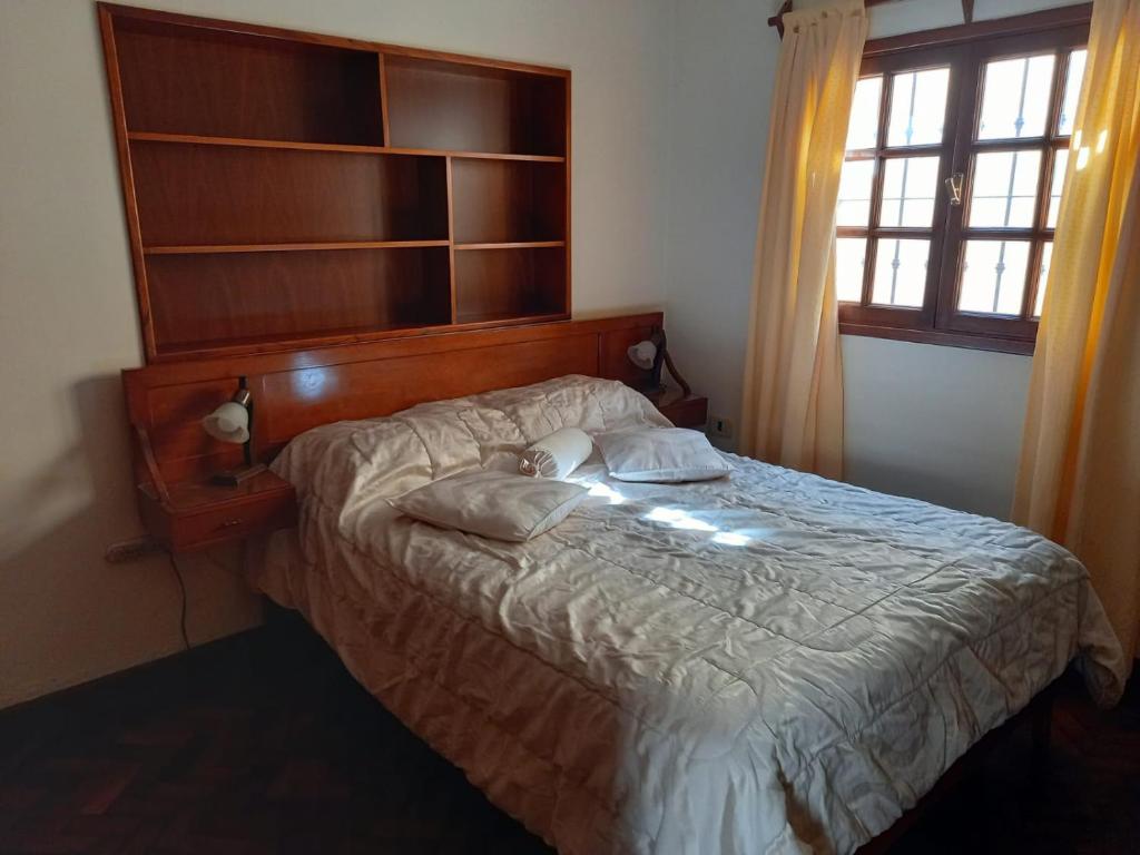 1 dormitorio con 1 cama con 2 almohadas en Casa La Linda de la Virrey en Salta