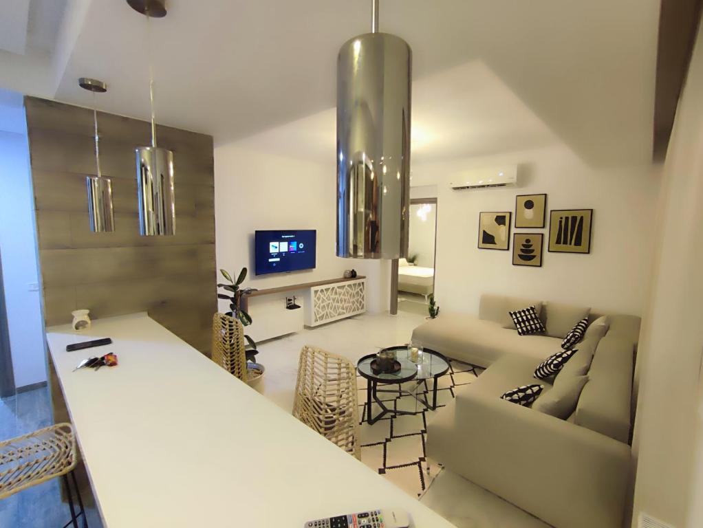El Aouina的住宿－Ideal Appart El Wahat VIP，客厅配有沙发和桌子