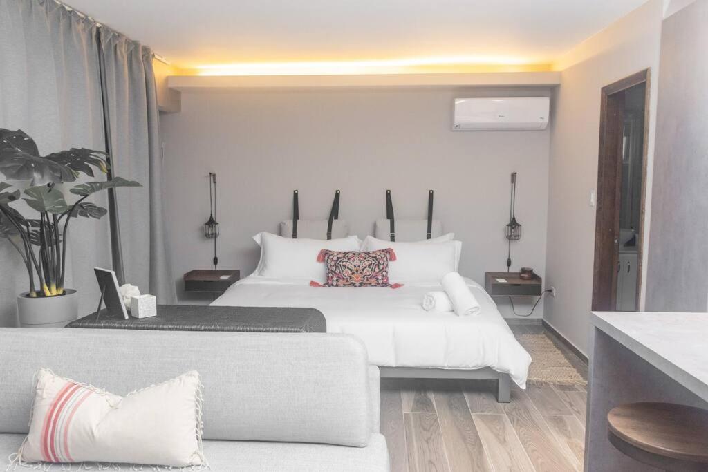 Postel nebo postele na pokoji v ubytování Tradewinds Apartments Simpson Bay