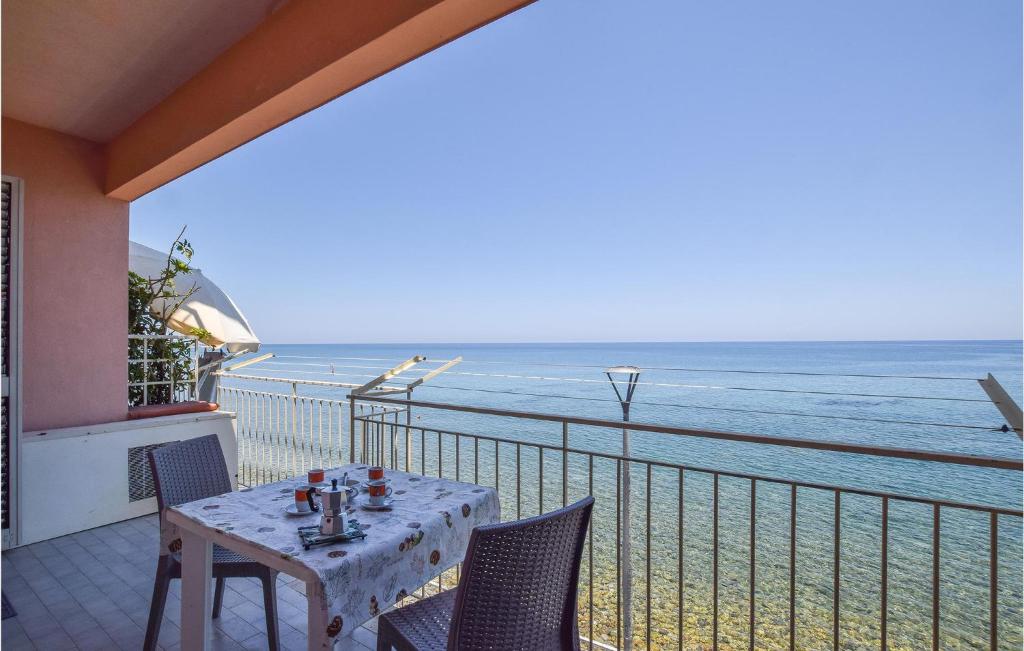- une table sur un balcon avec vue sur la plage dans l'établissement Amazing Apartment In Marina Di Caronia With Kitchen, à Caronia Marina