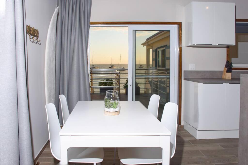 Kuchyň nebo kuchyňský kout v ubytování Tradewinds Apartments Simpson Bay