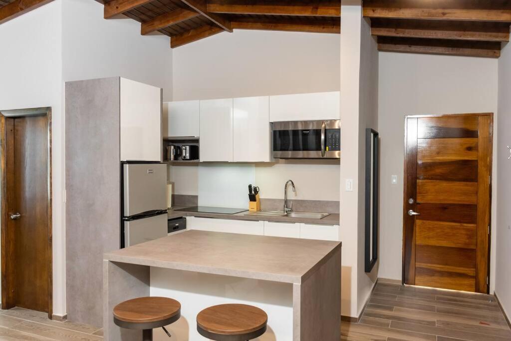 Kuchyň nebo kuchyňský kout v ubytování Tradewinds Apartments Simpson Bay
