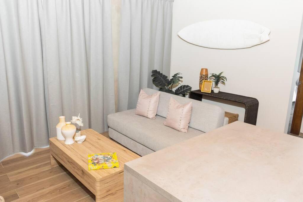 Postel nebo postele na pokoji v ubytování Tradewinds Apartments Simpson Bay
