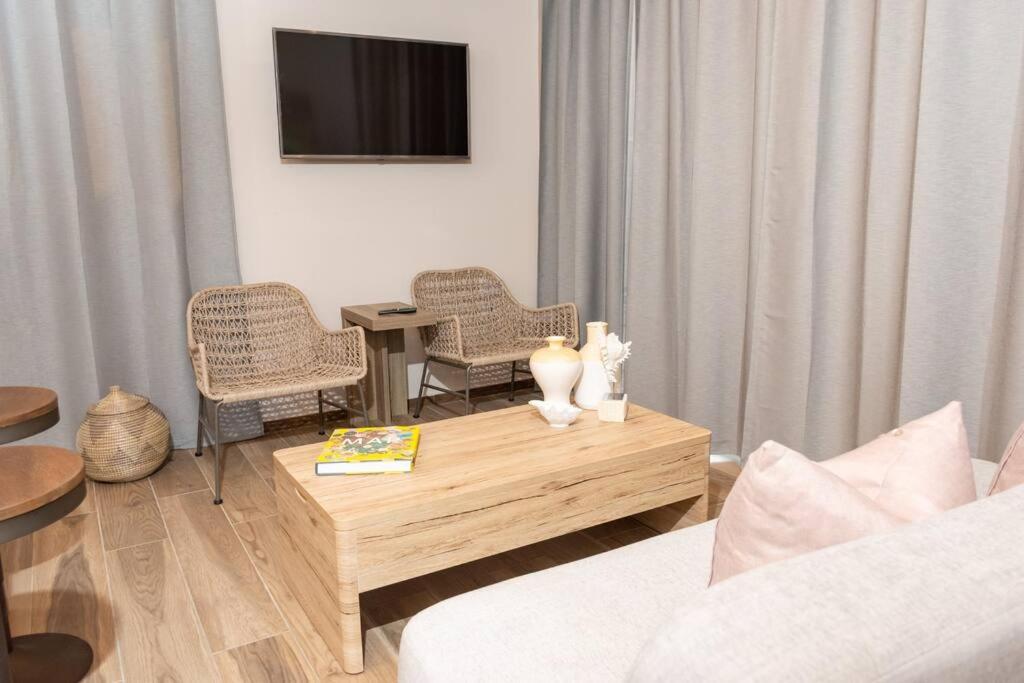 TV a/nebo společenská místnost v ubytování Tradewinds Apartments Simpson Bay