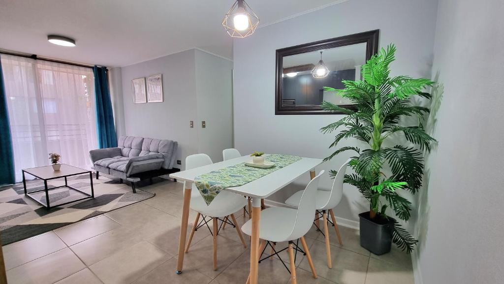 uma sala de jantar com uma mesa e um vaso de plantas em Chinchorro Arica em Arica