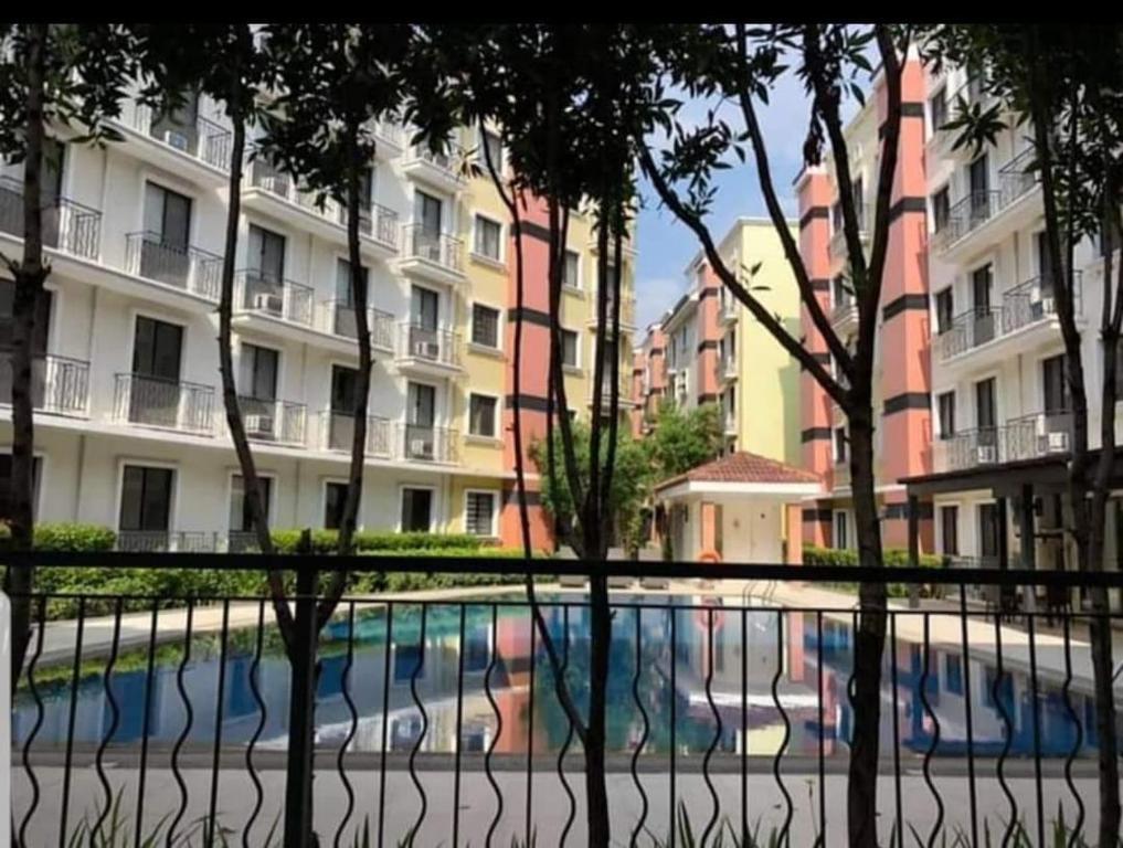 Sunny Condo Overlooking the Pool Near the Airport