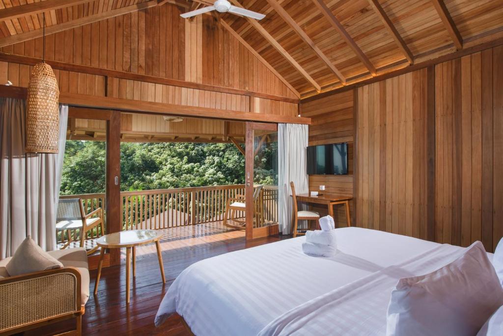 Giriwood Hotel & Villa - 2