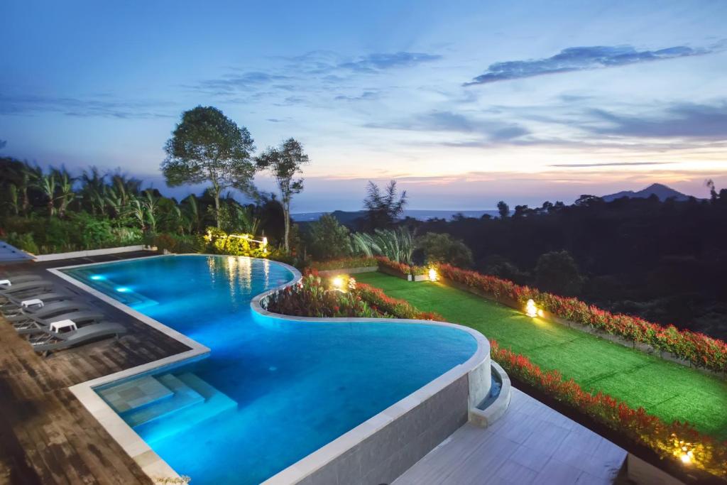 Piscine de l'établissement Giriwood Hotel & Villa ou située à proximité