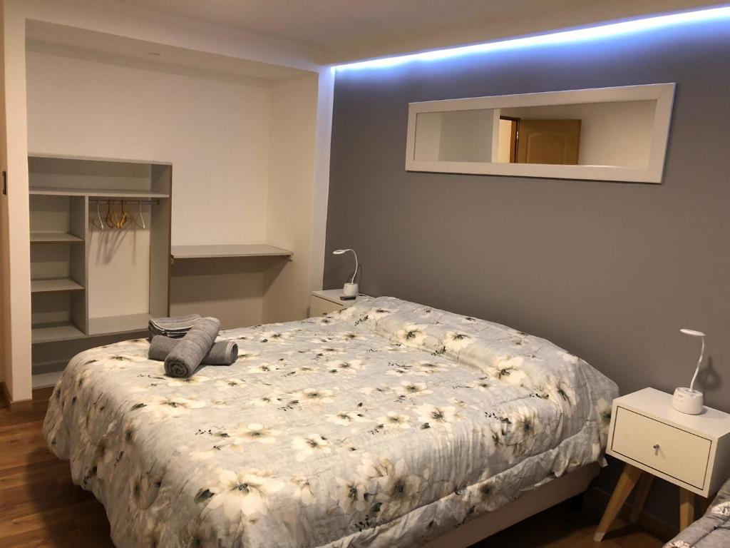 1 dormitorio con 1 cama y luz azul en Andorra Sur en Ushuaia