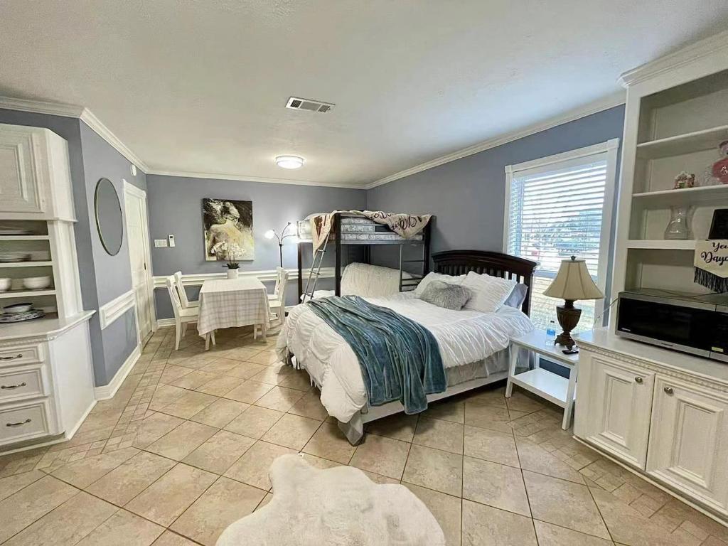 a bedroom with a bed and a desk at Beautiful traditional home*Modern updates*Guest suite B in Katy
