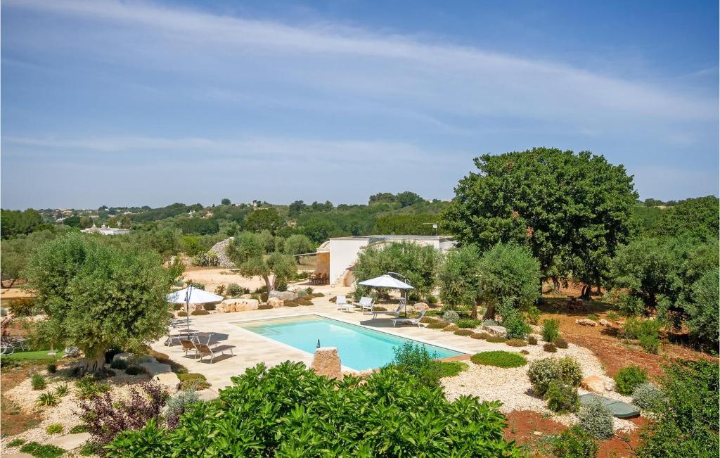 Una vista aérea de una piscina en un jardín. en Stunning Home In Cisternino With Wifi, en Cisternino